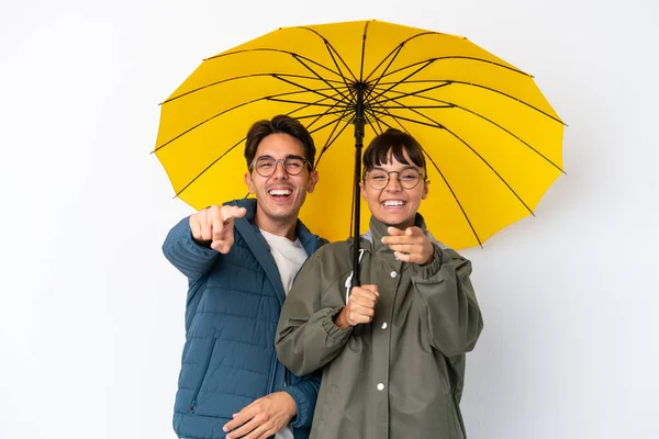 Junges Gemischtes Paar Mit Einem Regenschirm Auf Weißem Hintergrund Der — Stockfoto