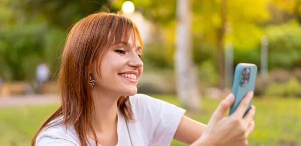 Joven Mujer Pelirroja Bonita Aire Libre Utilizando Teléfono Móvil Con —  Fotos de Stock