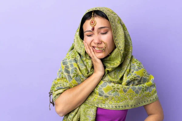 Mor Arka Planda Diş Ağrısı Çeken Hintli Bir Kadın — Stok fotoğraf