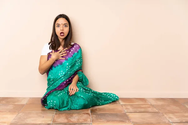 Mladá Indická Žena Sedí Podlaze Překvapen Šokován Při Pohledu Vpravo — Stock fotografie