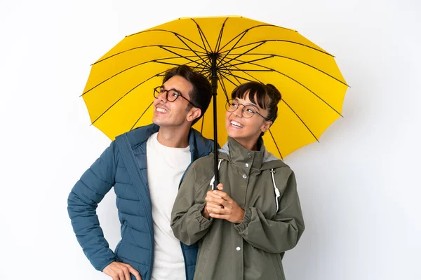 Junges Gemischtes Paar Mit Regenschirm Auf Weißem Hintergrund Posiert Mit — Stockfoto