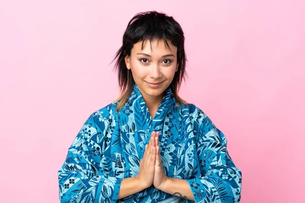 Mujer Joven Usando Kimono Sobre Fondo Rosa Aislado —  Fotos de Stock