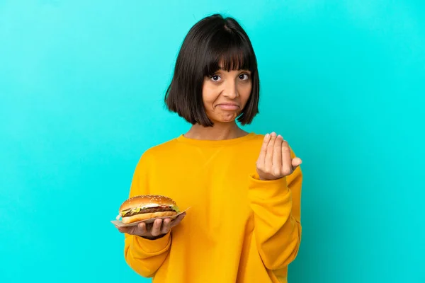 Young Brunette Woman Holding Burger Isolated Background Inviting Come Hand — Stock Photo, Image