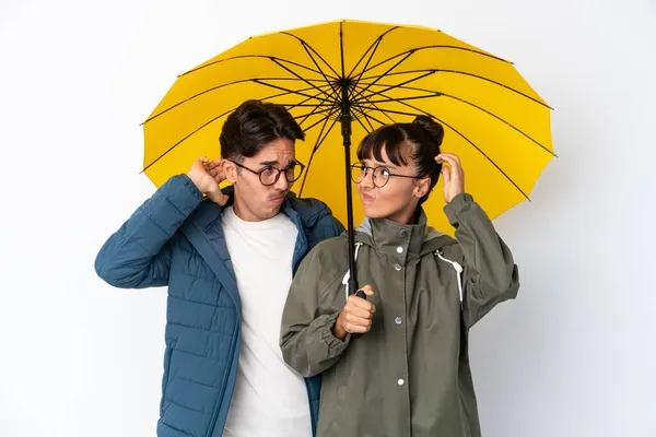 Junge Gemischte Rasse Paar Hält Einen Regenschirm Isoliert Auf Weißem — Stockfoto