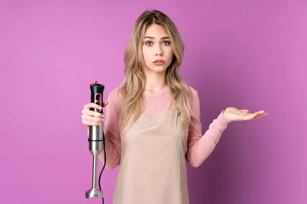 Tiener Russisch Meisje Met Behulp Van Hand Blender Geïsoleerd Paarse — Stockfoto