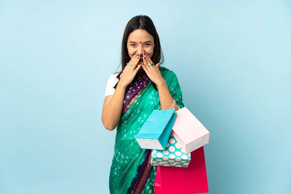 Junge Inderin Mit Einkaufstaschen Glücklich Und Lächelnd Mund Mit Händen — Stockfoto
