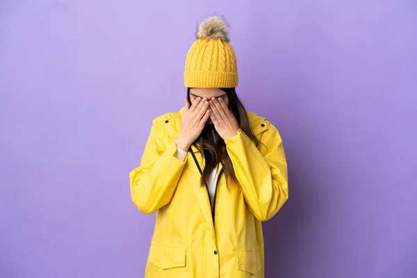 Молода Біла Жінка Дощовому Пальто Ізольована Фіолетовому Фоні Втомленим Хворим — стокове фото