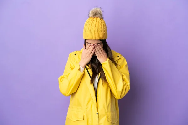 Jovem Caucasiana Vestindo Casaco Impermeável Isolado Fundo Roxo Com Expressão — Fotografia de Stock