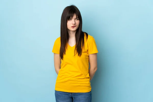 Adolescente Ucraniana Chica Aislada Sobre Fondo Azul Que Tiene Dudas — Foto de Stock