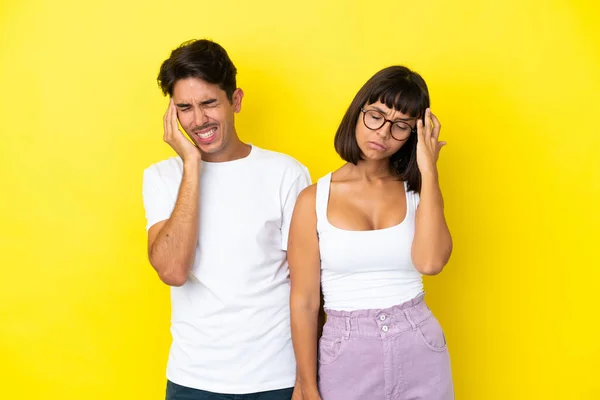 Junges Mischlingspaar Isoliert Auf Gelbem Hintergrund Unglücklich Und Frustriert Über — Stockfoto