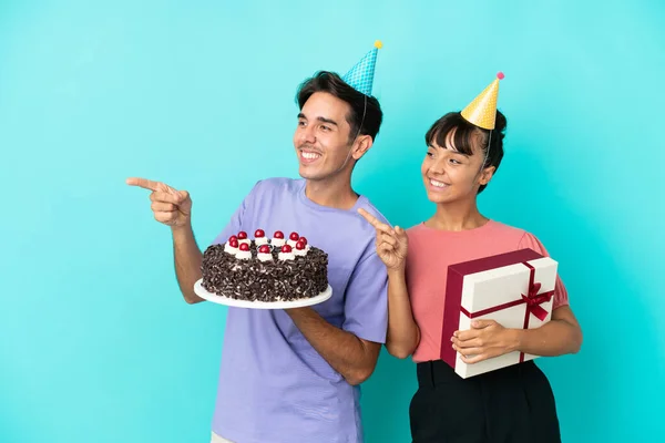 Junge Gemischte Rasse Paar Hält Geburtstagstorte Und Geschenk Isoliert Auf — Stockfoto