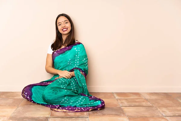 Νεαρή Ινδή Που Κάθεται Στο Πάτωμα Γελώντας — Φωτογραφία Αρχείου