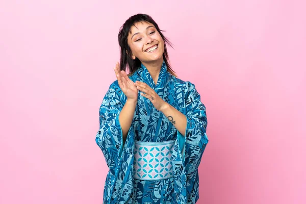 Mujer Joven Usando Kimono Sobre Fondo Azul Aislado Aplaudiendo Después —  Fotos de Stock