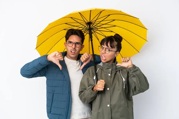 Junges Gemischtes Paar Mit Regenschirm Auf Weißem Hintergrund Daumen Nach — Stockfoto