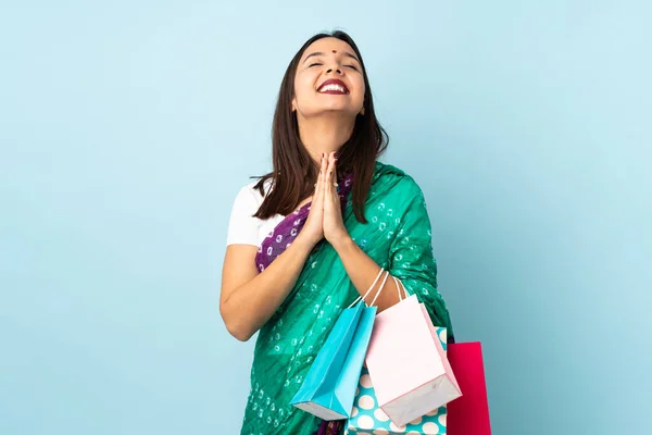 Junge Inderin Mit Einkaufstaschen Hält Palmen Zusammen Person Fragt Nach — Stockfoto