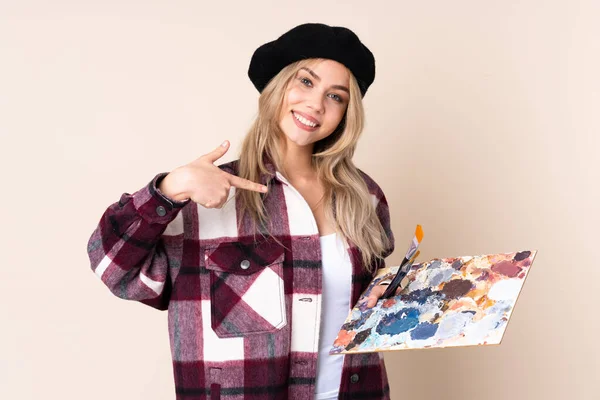 Tonåring Artist Flicka Som Håller Palett Isolerad Blå Bakgrund Stolt — Stockfoto