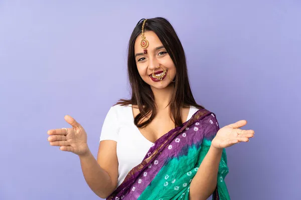 Mujer India Joven Aislada Sobre Fondo Púrpura Presentando Invitando Venir —  Fotos de Stock