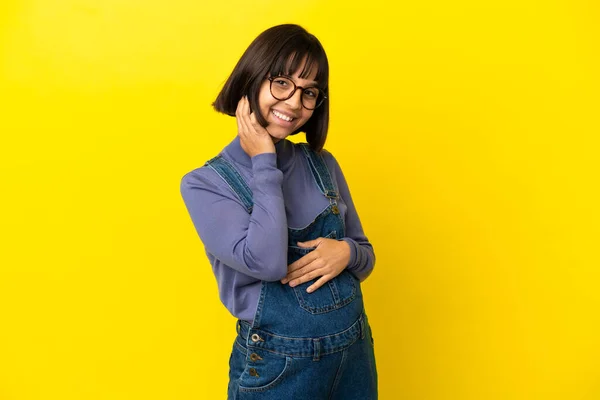 Jovem Grávida Sobre Isolado Fundo Amarelo Rindo — Fotografia de Stock