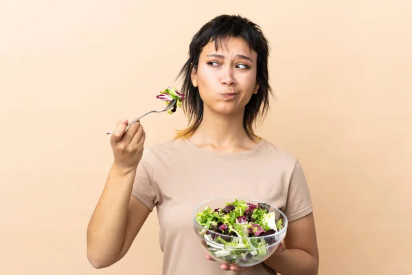 Jonge Uruguayaanse Vrouw Met Salade Geïsoleerde Muur — Stockfoto