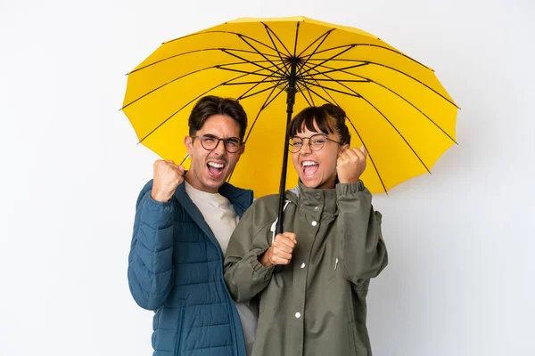 Junges Gemischtes Paar Mit Regenschirm Auf Weißem Hintergrund Feiert Einen — Stockfoto