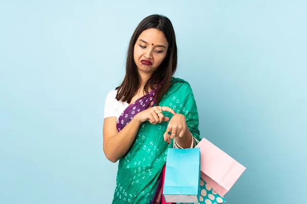 Młoda Hinduska Kobieta Torbami Zakupy Robi Gest Spóźnienia — Zdjęcie stockowe