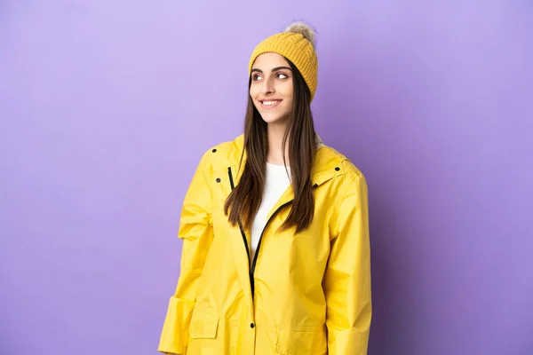 Mujer Joven Caucásica Con Abrigo Impermeable Aislado Sobre Fondo Púrpura —  Fotos de Stock