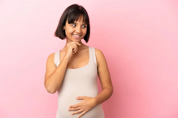 Jovem Grávida Sobre Isolado Fundo Rosa Olhando Para Lado Sorrindo — Fotografia de Stock