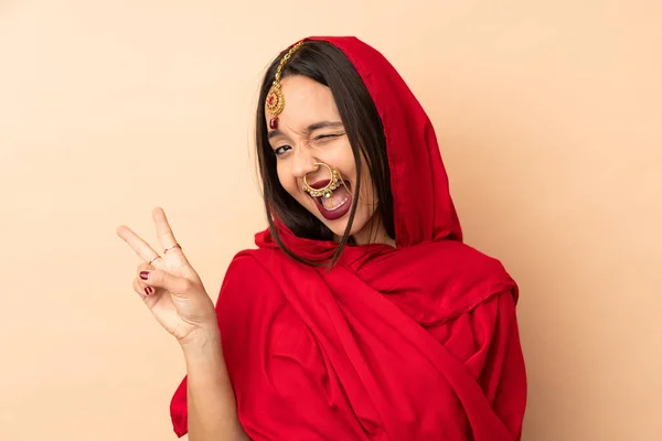 Jovem Indiana Isolado Fundo Bege Sorrindo Mostrando Sinal Vitória — Fotografia de Stock