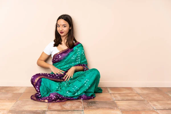 Young Indian Woman Sitting Floor Posing Arms Hip Smiling — Stock Photo, Image