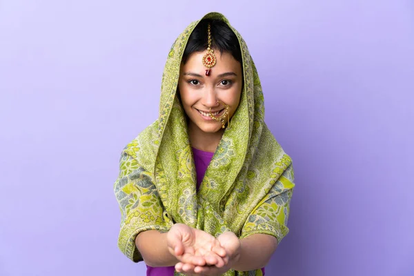 Indiska Kvinna Isolerad Lila Bakgrund Håller Copyspace Imaginära Handflatan För — Stockfoto