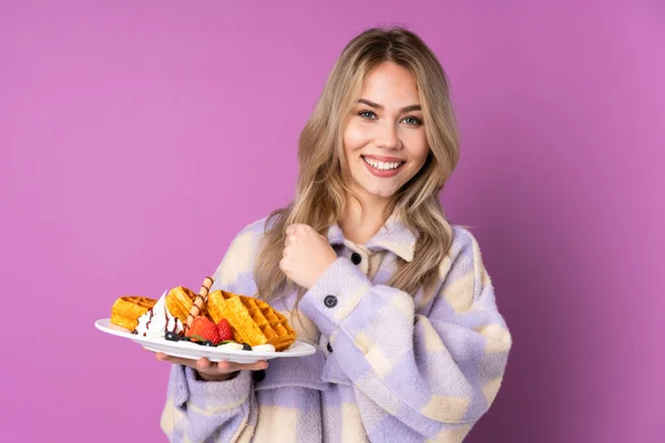 Tiener Russisch Meisje Holding Wafels Geïsoleerd Paarse Achtergrond Vieren Een — Stockfoto