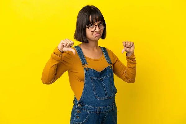 Giovane Donna Incinta Isolato Sfondo Giallo Mostrando Pollice Verso Basso — Foto Stock