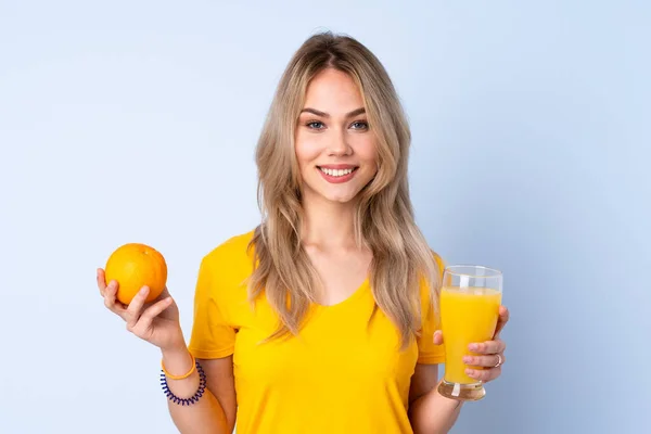 Tini Orosz Lány Kezében Egy Narancs Elszigetelt Kék Háttér — Stock Fotó