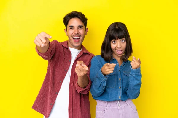 Junges Gemischtes Paar Auf Gelbem Hintergrund Zeigt Lächelnd Mit Dem — Stockfoto