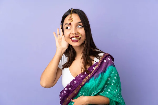 Jeune Indienne Isolée Sur Fond Violet Écoutant Quelque Chose Mettant — Photo