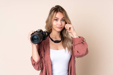 Tecrit edilmiş genç fotoğrafçı kız bir fikir düşünüyor.