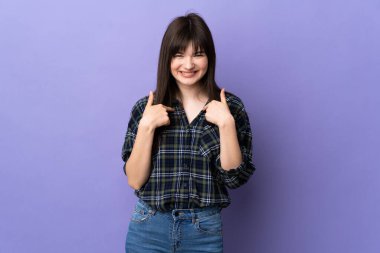 Genç Ukraynalı bir kadın mor arka planda izole edilmiş ve yüzünde sürpriz bir ifade var.