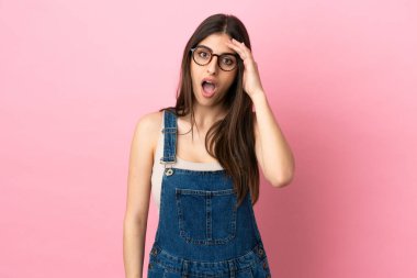 Pembe arka planda izole genç beyaz kadın bir şey fark etti ve çözüme niyetlendi.