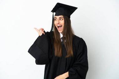 Genç üniversite mezunu beyaz arka planda izole edilmiş bir şekilde parmağını kaldırarak çözümü bulmayı amaçlıyor.