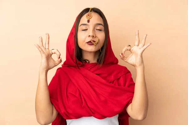 Mujer India Joven Aislada Sobre Fondo Beige Pose Zen —  Fotos de Stock