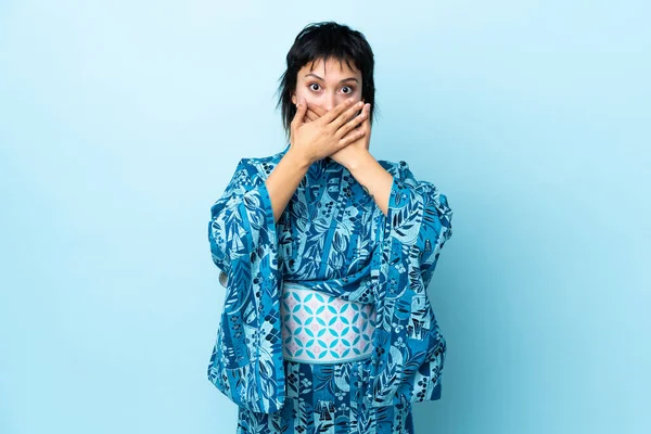 Mujer Joven Usando Kimono Sobre Fondo Azul Aislado Cubriendo Boca —  Fotos de Stock
