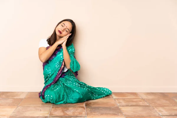 Young Indian Woman Sitting Floor Making Sleep Gesture Dorable Expression — Stock Photo, Image