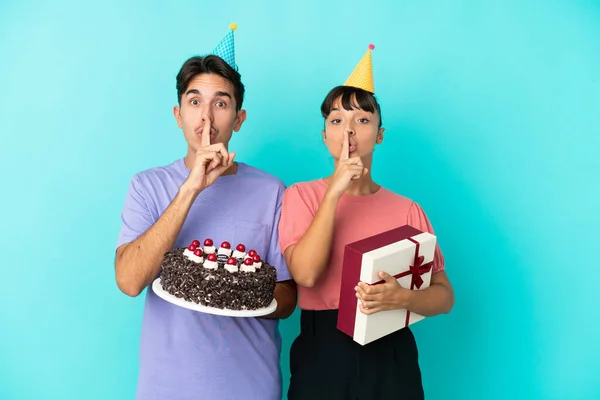 Jovem Casal Misto Segurando Bolo Aniversário Presente Isolado Fundo Azul — Fotografia de Stock