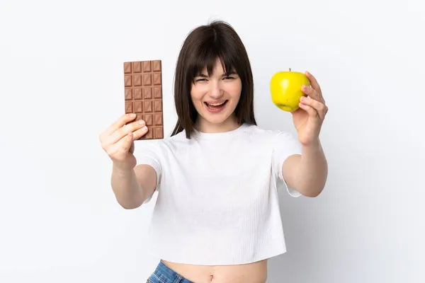 Mladá Ukrajinská Žena Izolované Bílém Pozadí Přičemž Čokoládovou Tabletu Jedné — Stock fotografie
