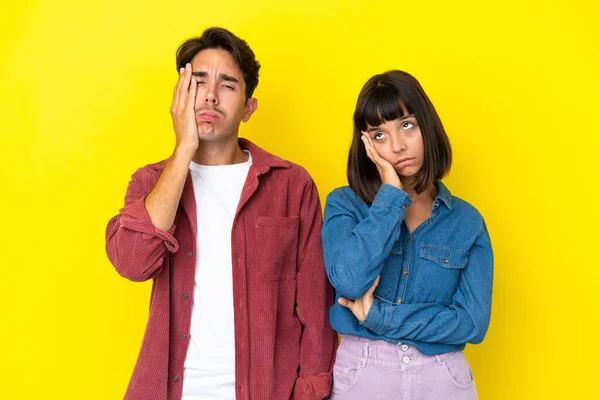 Junges Mischlingspaar Isoliert Auf Gelbem Hintergrund Mit Überraschung Und Schockiertem — Stockfoto