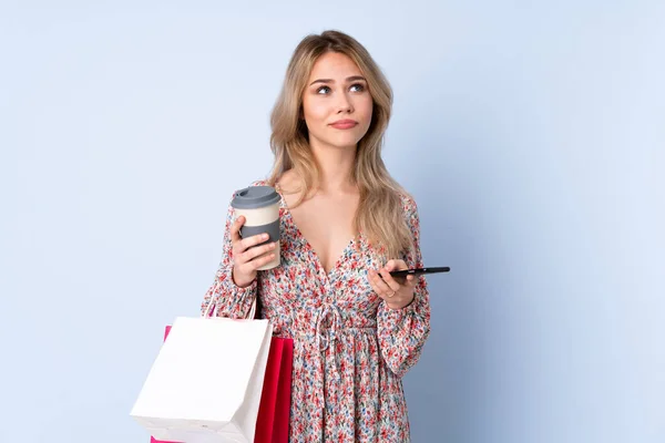 Teenager Ρωσίδα Τσάντα Για Ψώνια Απομονωμένη Μπλε Φόντο Κρατώντας Καφέ — Φωτογραφία Αρχείου