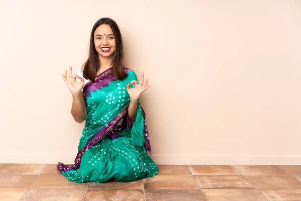Młoda Hinduska Kobieta Siedzi Podłodze Pokazuje Znak Obiema Rękami — Zdjęcie stockowe