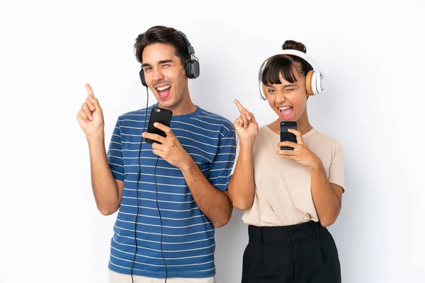 Jovens Amigos Mestiços Isolados Fundo Branco Ouvindo Música Com Celular — Fotografia de Stock