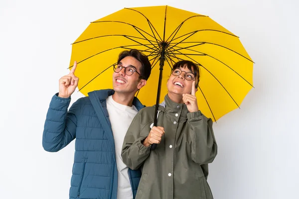 Junge Gemischte Rasse Paar Hält Einen Regenschirm Isoliert Auf Weißem — Stockfoto