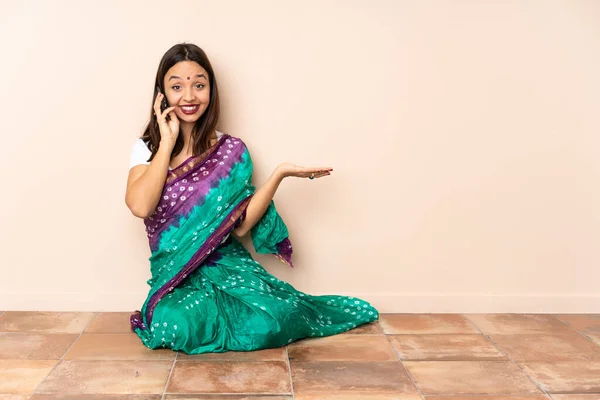 Genç Hintli Kadın Yerde Oturuyor Cep Telefonuyla Birileriyle Sohbet Ediyor — Stok fotoğraf
